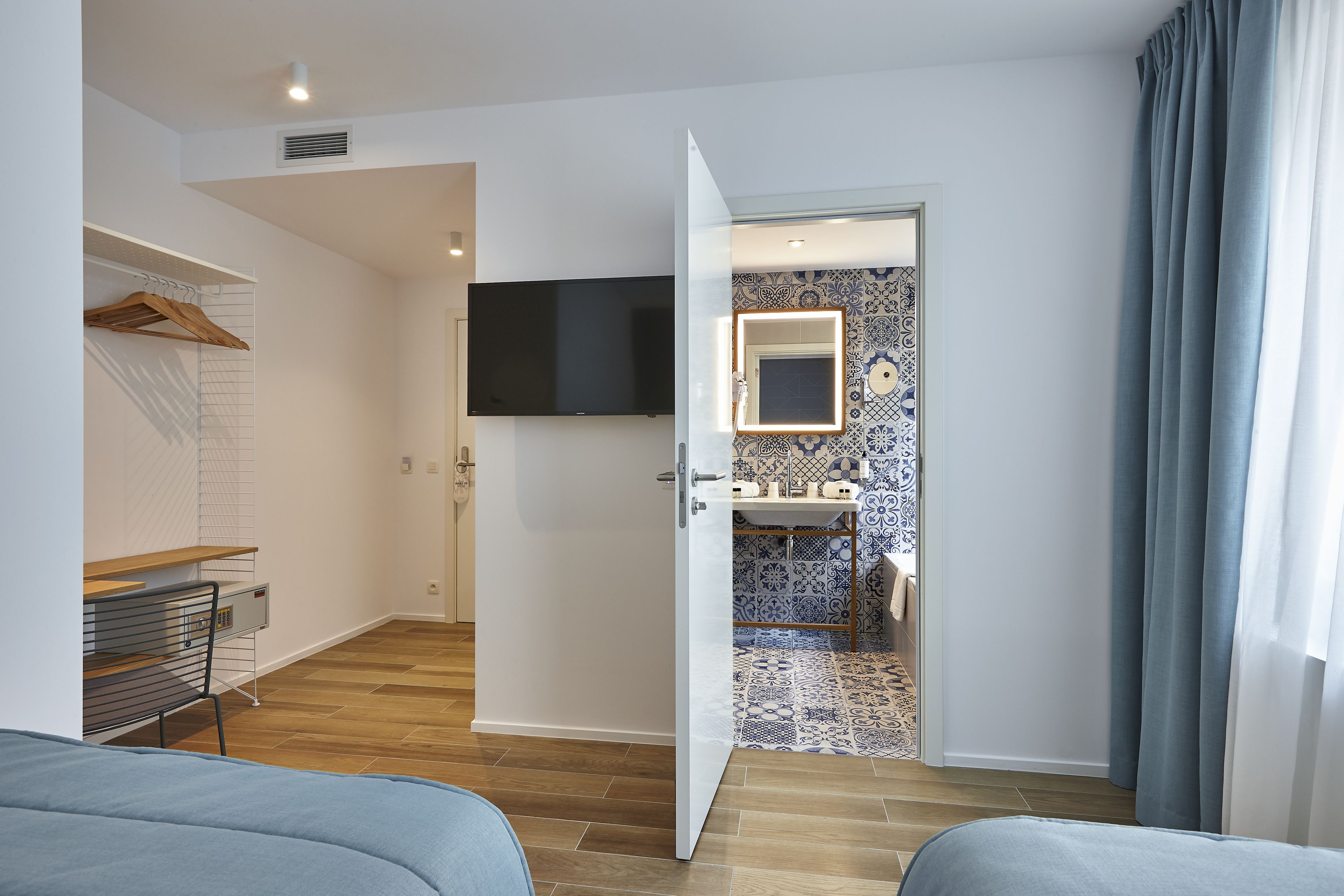 cozy twin room | in-room safe, desk, soundproofing, free wifi