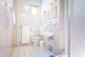 Economy Double Room | Bilik Mandi | Pancuran mandi, kelengkapan dandanan diri percuma, pengering rambut