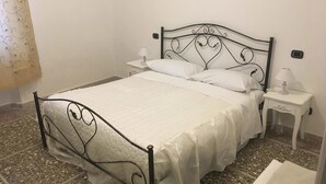 Family Room (Camera 6) | Desk, laptop workspace, iron/ironing board (on request), WiFi (free) - Holiday Pisa Gare (Pisa)