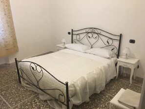 Family Room (Camera 6) | Desk, laptop workspace, iron/ironing board, free WiFi - Holiday Pisa Gare (Pisa)