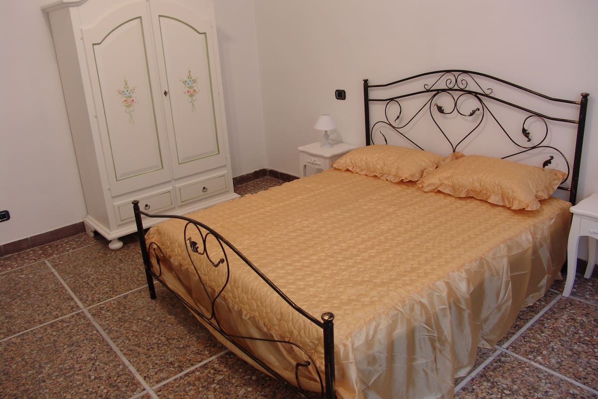 Desk, laptop workspace, iron/ironing board, free WiFi