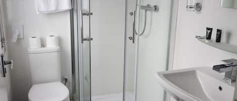 Douche, articles de toilette (gratuits), séchoir à cheveux
