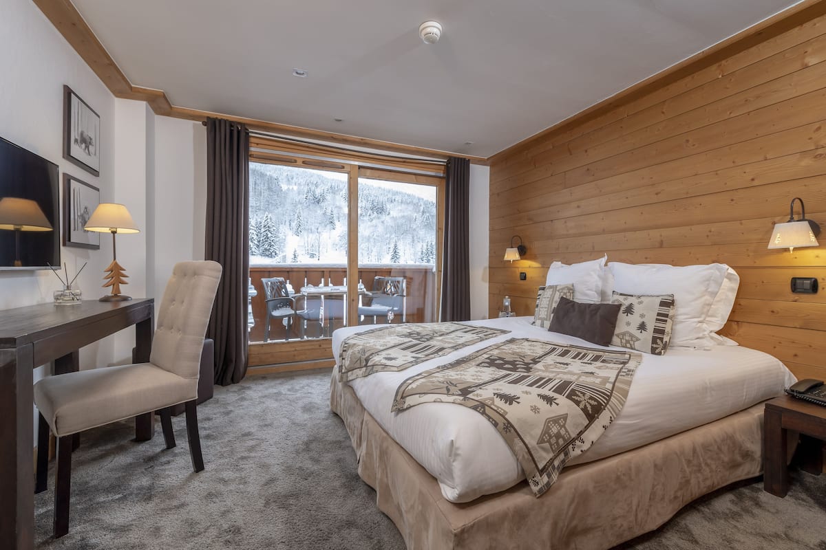 Standard Room | 1 bedroom, premium bedding, minibar, in-room safe