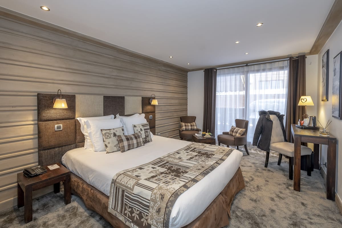 Superior Room | 1 bedroom, premium bedding, minibar, in-room safe