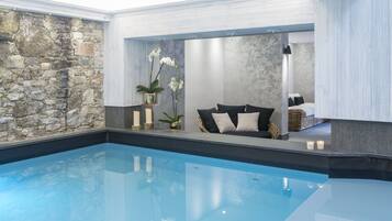 Innenpool, Sonnenschirme, Liegestühle