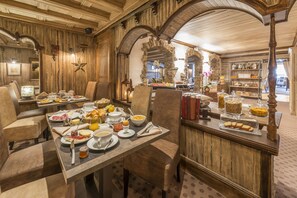 Free continental breakfast 