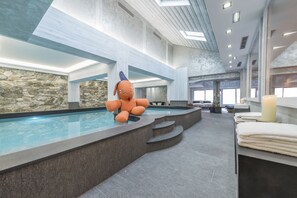 Innenpool, Sonnenschirme, Liegestühle