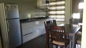 Fridge, microwave, cookware/dishes/utensils - Perfect Stay Apartments (Paramaribo)