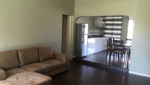 Flat-screen TV - Perfect Stay Apartments (Paramaribo)