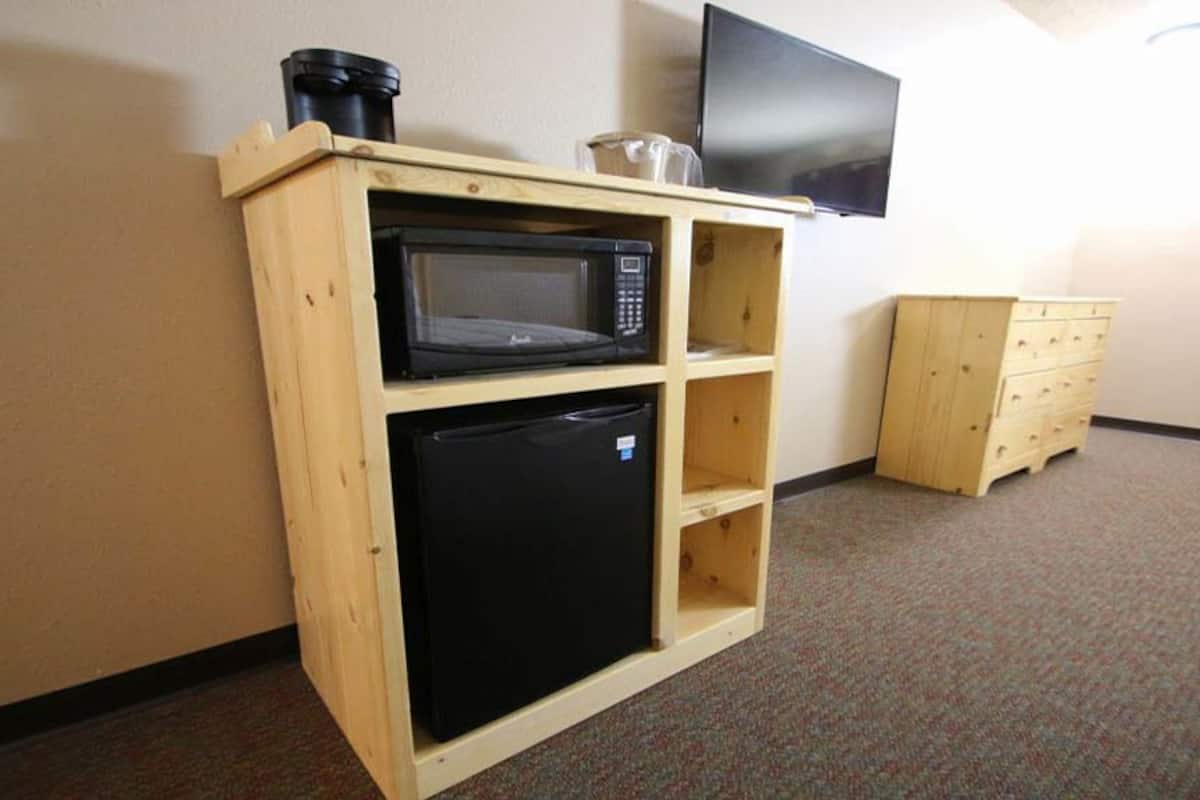 room, 1 king bed | mini fridge
