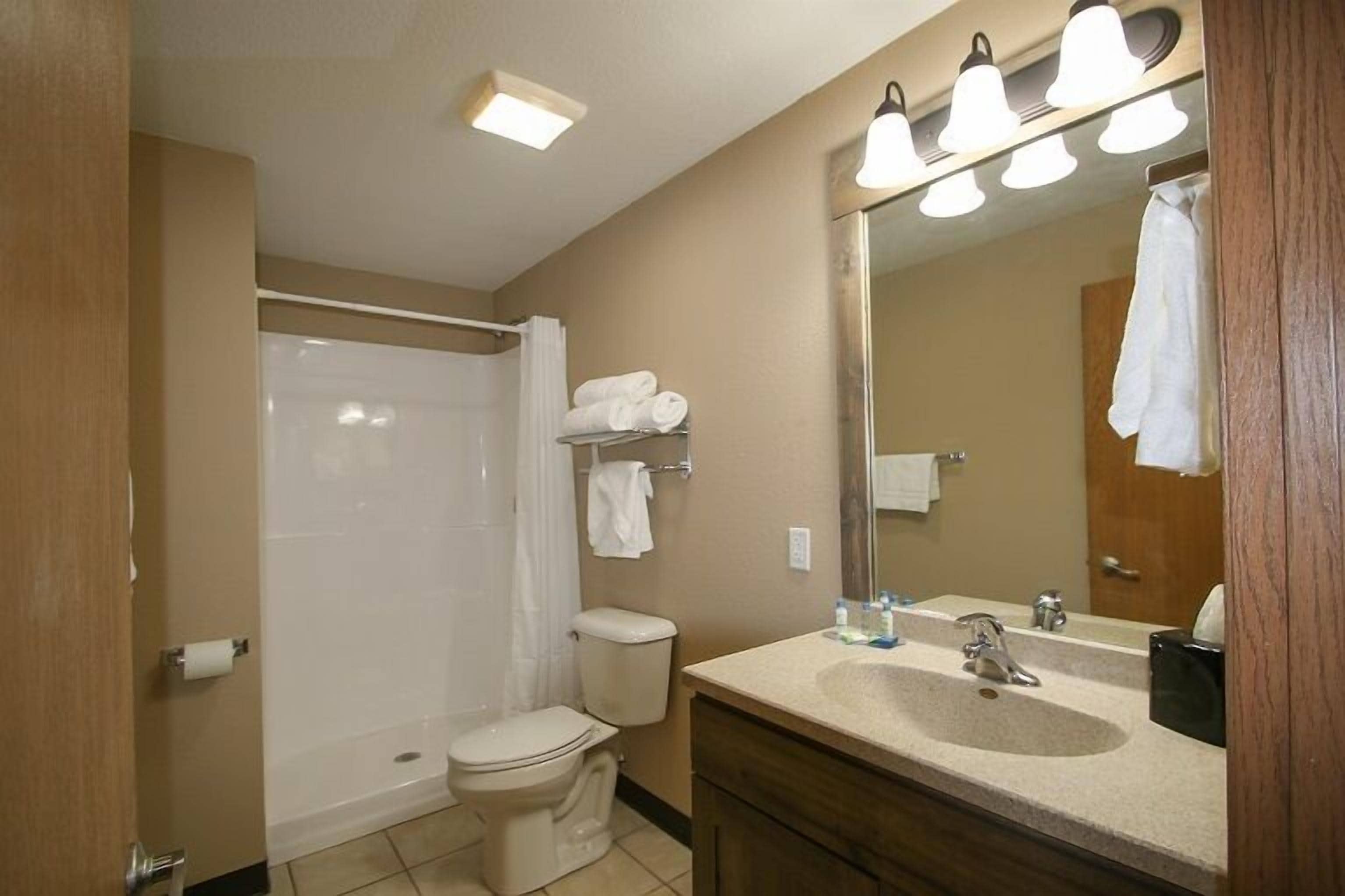 townhome, 3 bedrooms | bathroom | free toiletries, hair dryer, towels