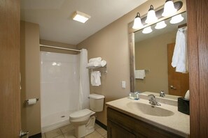 Townhome, 3 Bedrooms | Bathroom | Free toiletries, hair dryer, towels - Woodside Dells Hotel & Suites (Wisconsin Dells)