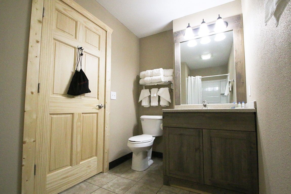 junior suite | bathroom | free toiletries, hair dryer, towels