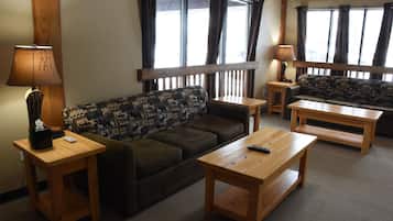 联排别墅, 3 间卧室 | 起居区 | 40-英寸纯平电视 (配备有线频道)、电视