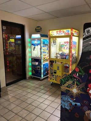 Game room - Woodside Dells Hotel & Suites (Wisconsin Dells)