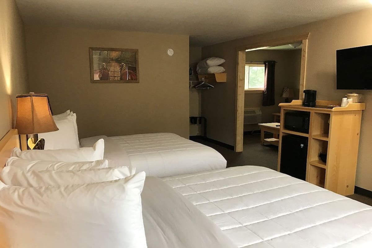 Comfort Suite (Side Building) | Desk, iron/ironing board, WiFi (free), bed sheets