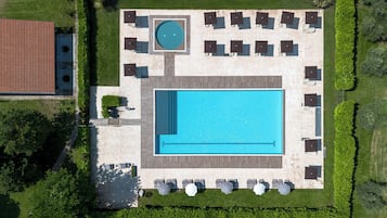 Piscina stagionale all'aperto, ombrelloni da piscina, lettini