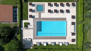 Piscine extérieure (ouverte en saison), parasols de plage