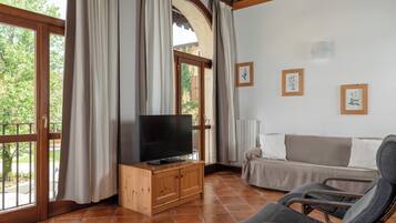 Quadrilocale Classic | Area soggiorno | TV a schermo piatto 32 pollici con canali satellitari, TV