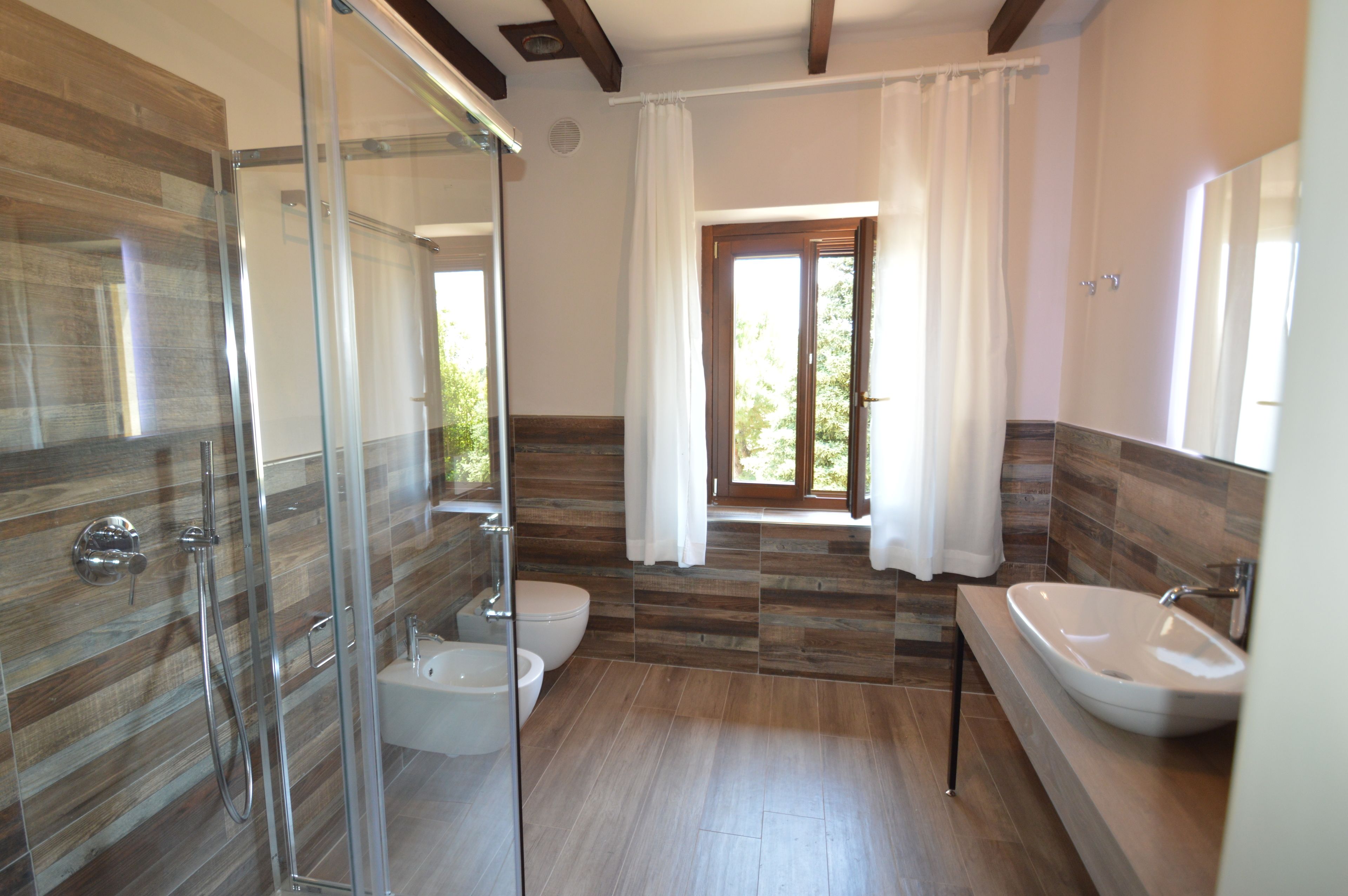 Trilocale Deluxe | Badezimmer | Haartrockner, Handtücher, Shampoo, Toilettenpapier