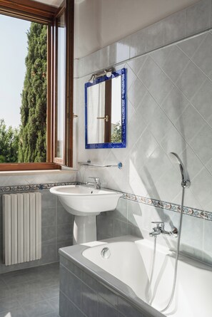 Quadrilocale Classic | Banheiro | Secador de cabelo, toalhas de banho, shampoo, papel higiênico