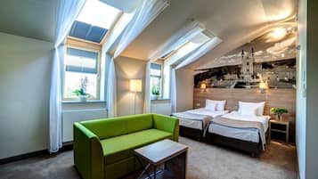 Tallelokero huoneessa, työpöytä, äänieristys, silitysrauta/-lauta