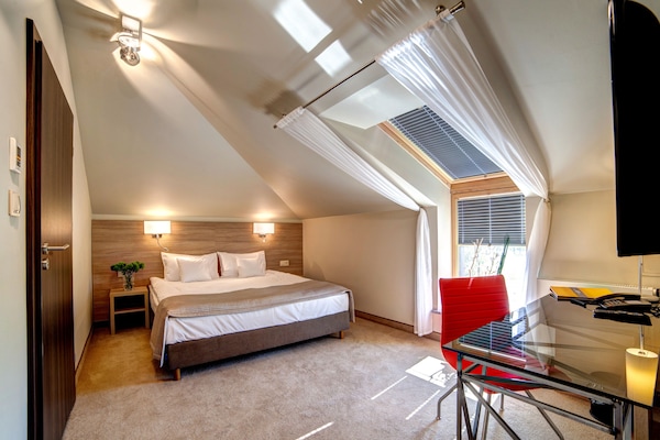 Apartment | In-room safe, desk, soundproofing, iron/ironing board