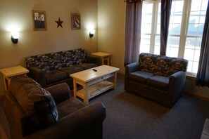 Suite, 2 habitaciones, cocina ( 2 Queen Beds ) | Sala de estar | Televisión de pantalla plana de 40 pulgadas con canales por cable