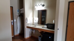 基本客房 (2 Queens Beds with Patio or Balcony ) | 客房設施服務