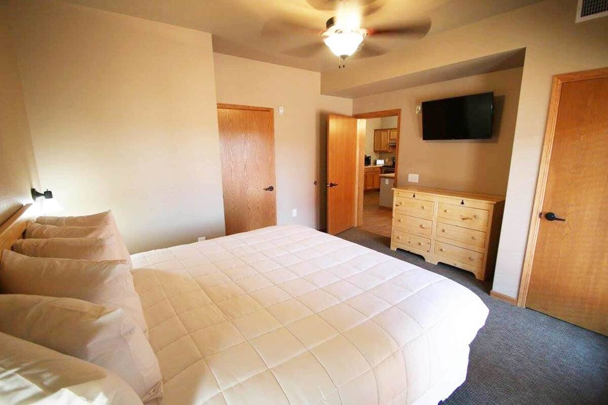Suíte, 2 quartos, cozinha ( 2 Queen Beds ) | Escrivaninha, ferros/tábuas de passar roupa, Wi-Fi de cortesia