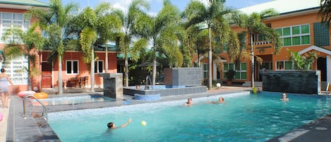 Bañera de hidromasaje al aire libre