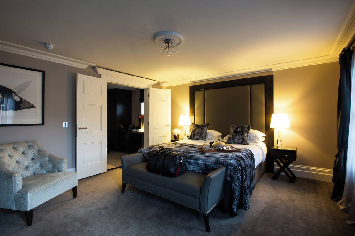 Junior suite | Luxe beddengoed, een kluis op de kamer, een bureau