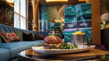 Serveert ontbijt, lunch, diner, Britse gerechten