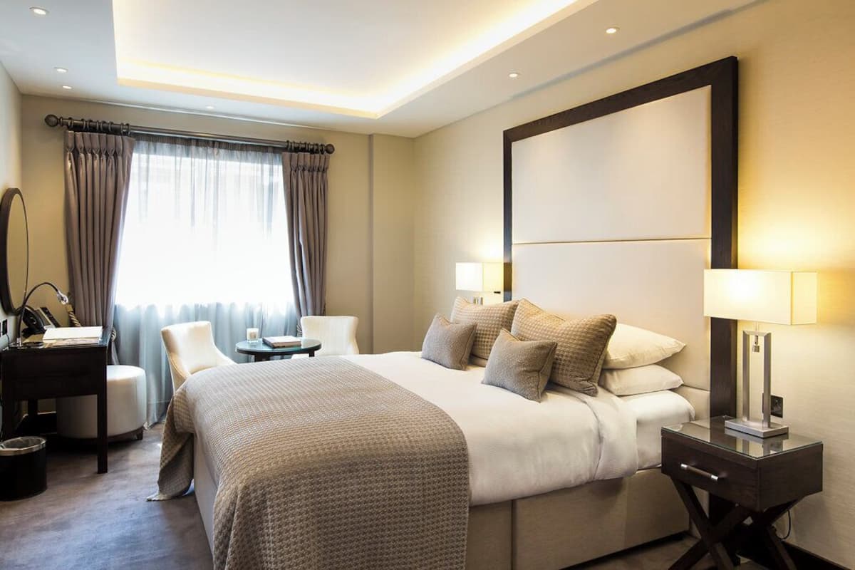 Luxe beddengoed, een kluis op de kamer, een bureau