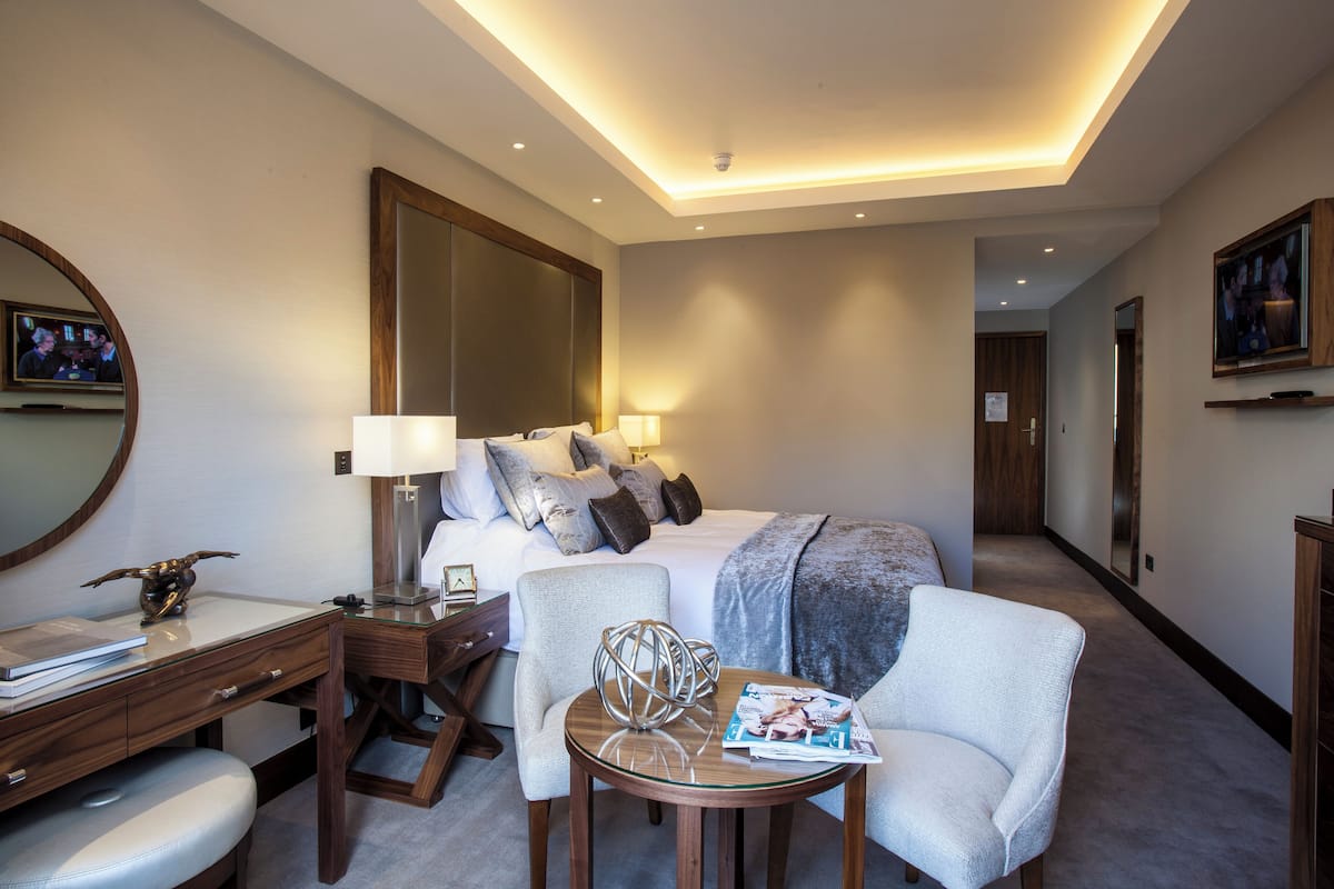 Luxe beddengoed, een kluis op de kamer, een bureau