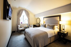 Habitación ejecutiva doble | Ropa de cama de alta calidad, caja fuerte, escritorio