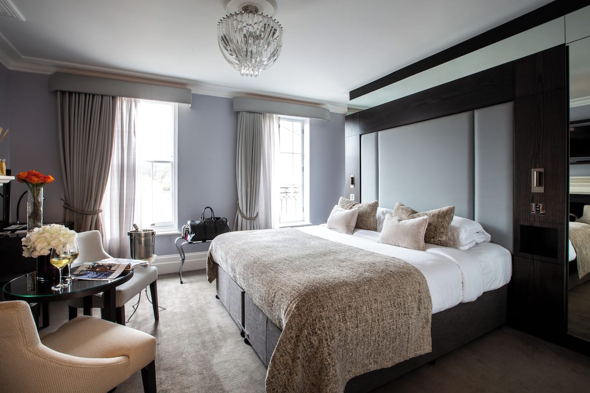 Deluxe tweepersoonskamer | Luxe beddengoed, een kluis op de kamer, een bureau