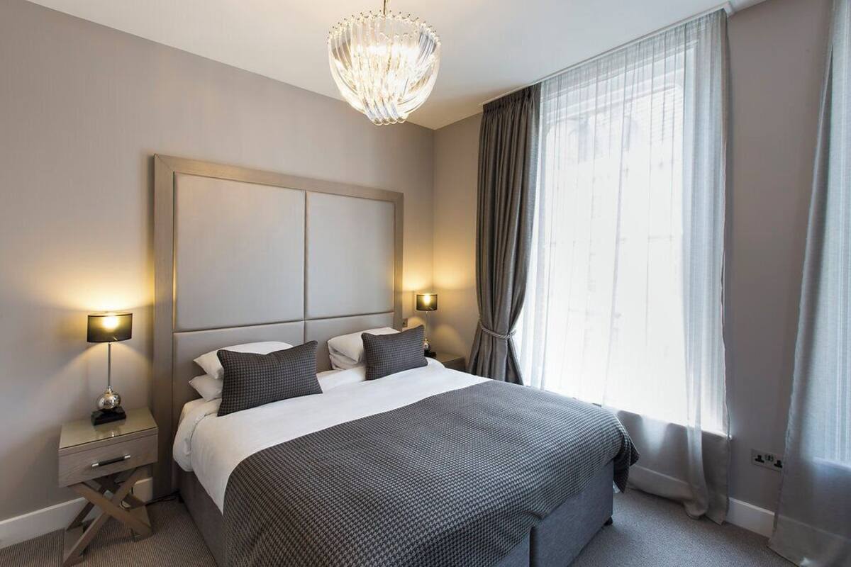 Luxe beddengoed, een kluis op de kamer, een bureau