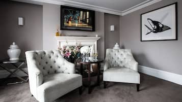 Junior Suite | Premium bedding, in-room safe, desk, iron/ironing board
