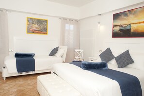 جناح ذو طابع رومانسي - بشرفة | ملاءات إيطالية من طراز فريتي وأغطية فراش متميزة وألحفة محشوة بالريش