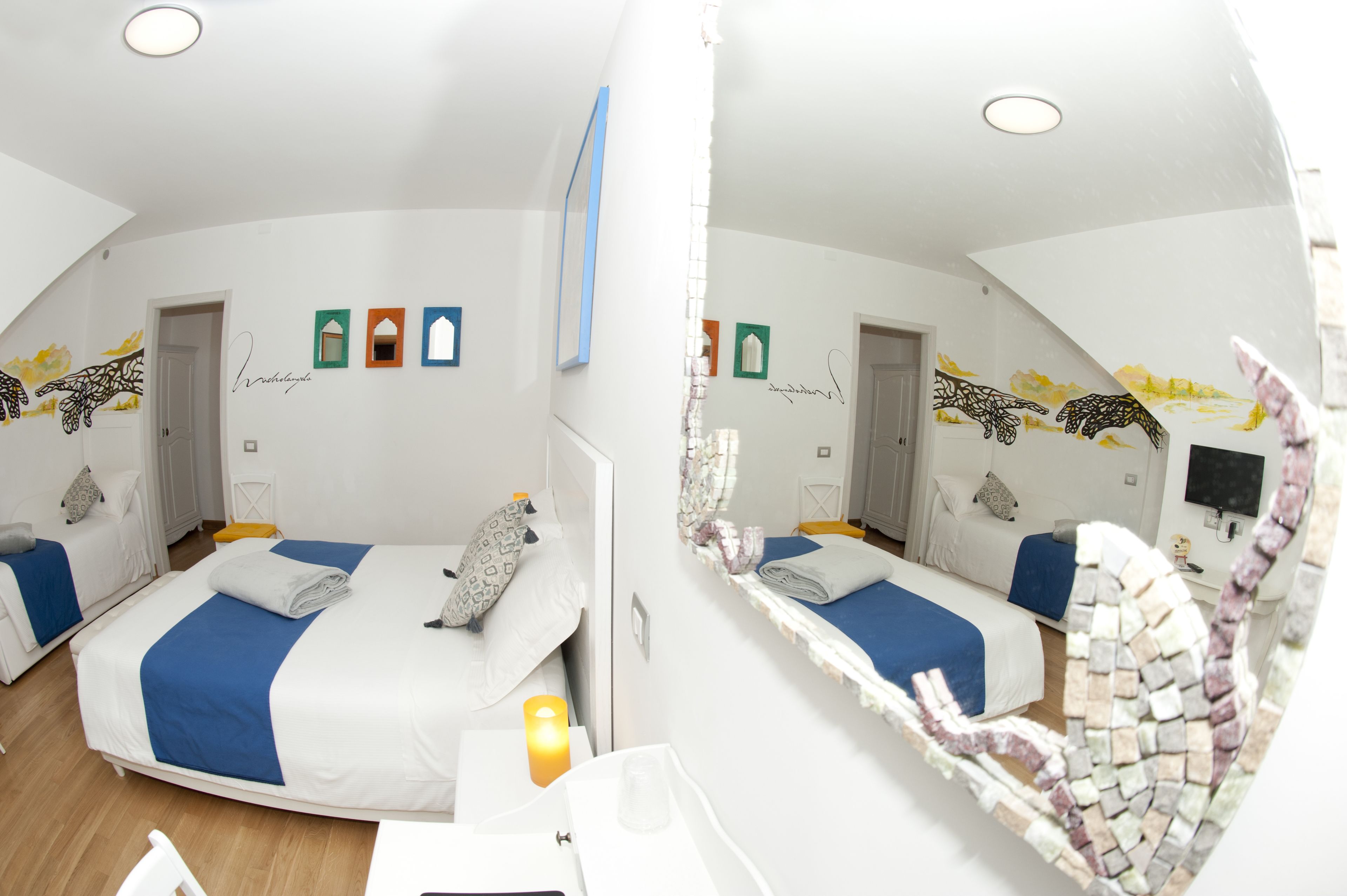 Une chambre d’hôtel moderne avec deux lits, un bureau et un miroir.