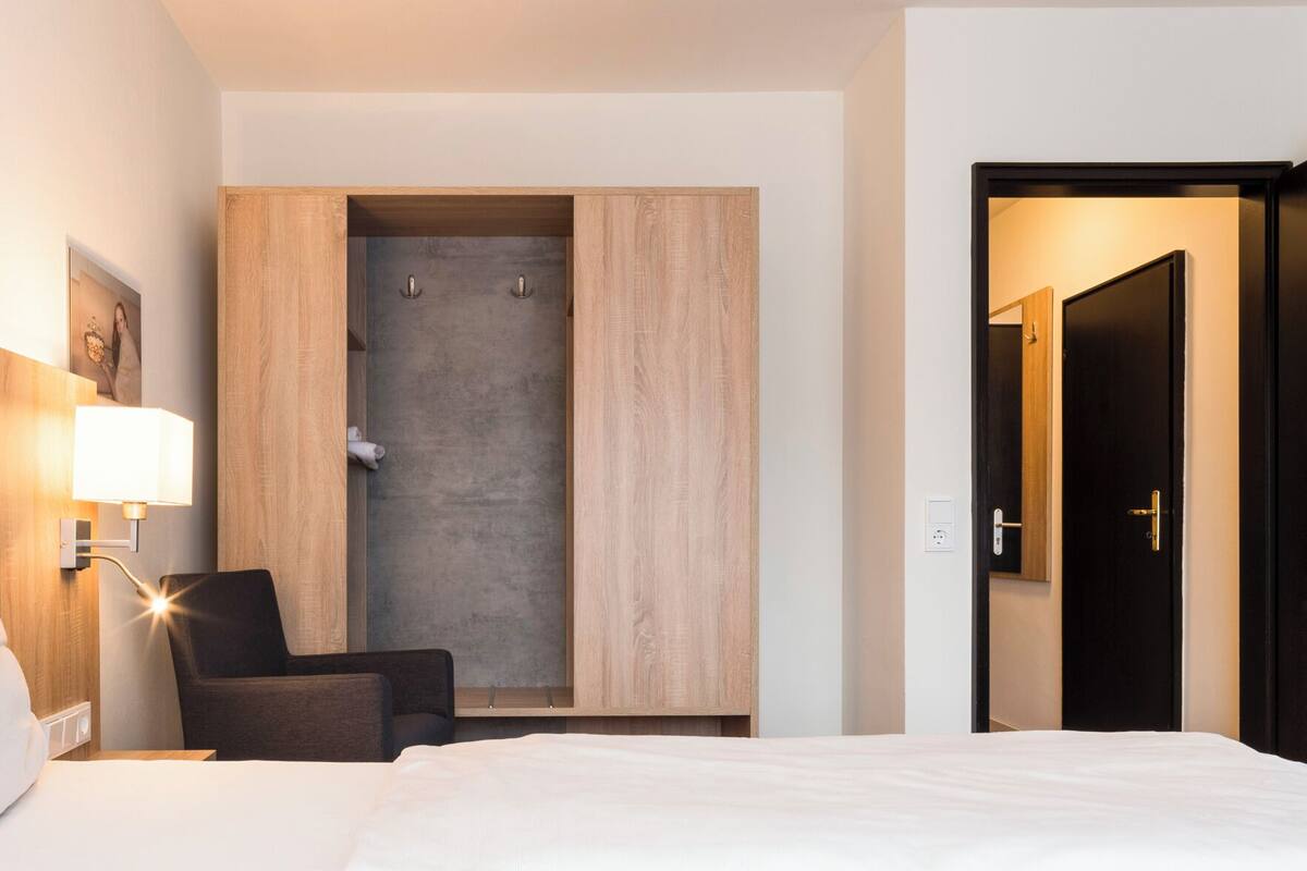 Zimmersafe, Schreibtisch, schallisolierte Zimmer, Bügeleisen/Bügelbrett