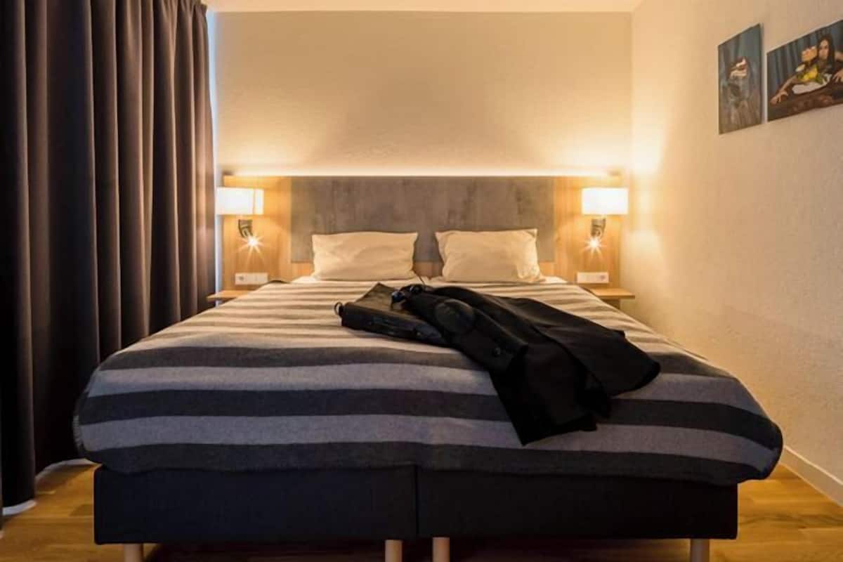 Zimmersafe, Schreibtisch, schallisolierte Zimmer, Bügeleisen/Bügelbrett