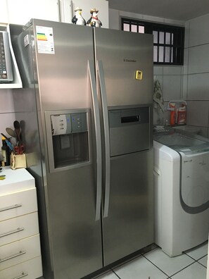 電冰箱、微波爐、烤箱、義式濃縮咖啡機