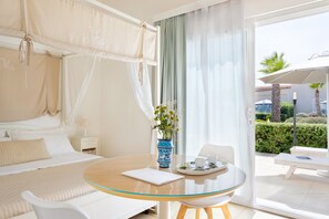 Studio phong cách cổ điển, 1 phòng ngủ, quang cảnh vườn, cạnh bãi biển | Minibar, két bảo mật tại phòng, bàn, màn/rèm cản sáng 