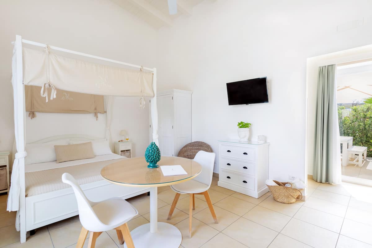 Studio – deluxe, 1 soverom, hageutsikt, ved stranden | Minibar, safe på rommet, skrivebord og blendingsgardiner