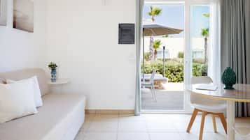 Deluxe-studio, 1 makuuhuone, näköala puutarhaan, rannalla | Minibaari, tallelokero huoneessa, työpöytä, pimennysverhot