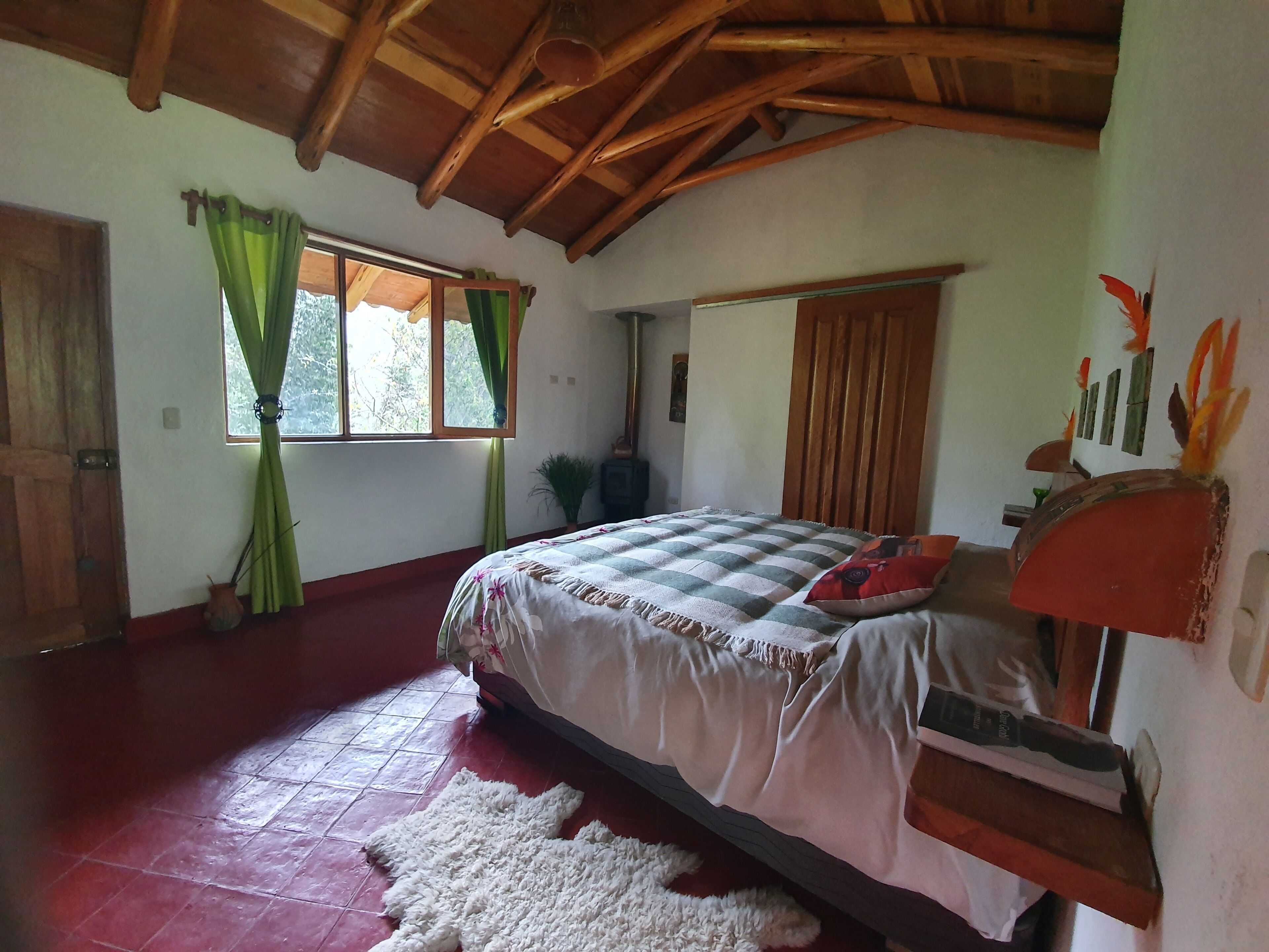 Tabla de planchar con plancha, wifi gratis y ropa de cama 