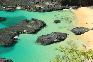 Beach nearby, white sand, sun loungers, beach umbrellas - Pousada do Vale (Fernando de Noronha)