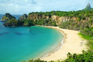 Platja a a prop, platja de sorra blanca i gandules de platja 